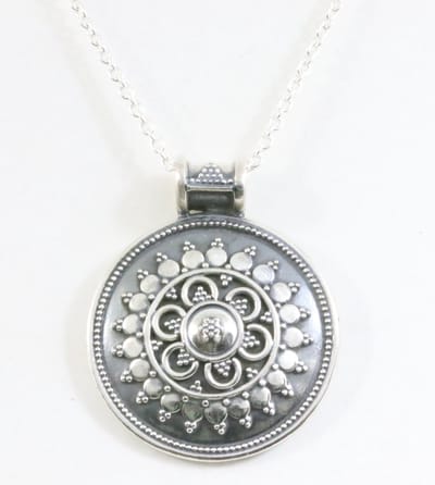 Traditionele ronde bewerkte zilveren hanger aan ketting