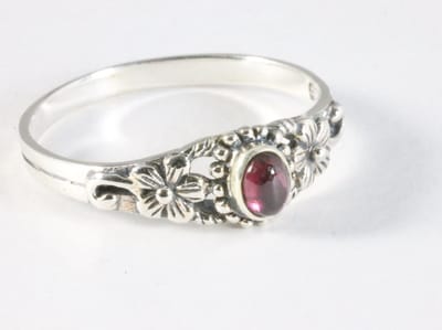 Fijne bewerkte zilveren ring met granaat - maat 16