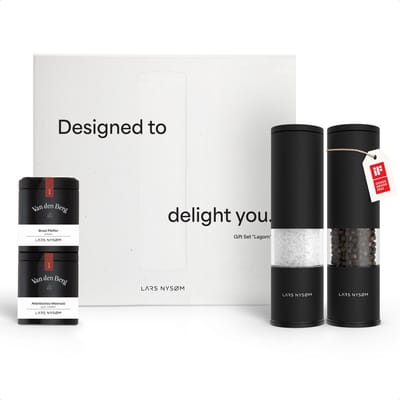 LARS NYSØM Zout- en Pepermolen Geschenkset Lagom - 2 Handmatige Keramische Molens met 2 Kruidenpotjes (Zout & Peper) van Van den Berg - Ideaal Cadeau in Elegante Geschenkdoos (Carbon Black)