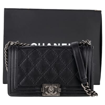 Chanel gewatteerde medium Boy flap tas met dubbele stiksels in zwart leer