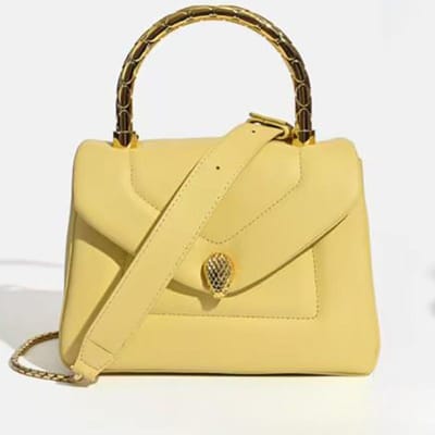Dit is een modieuze en veelzijdige handtas met slangenkop, ook te dragen als crossbody tas 21*10*15cm geel