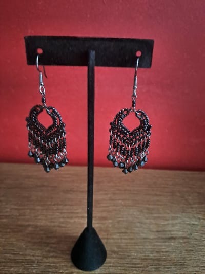Oorbellen hangers met zwarte kraaltjes | Oorbellen | Kralen | Zwart