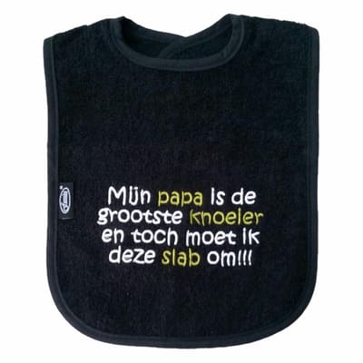 Zwarte slab met "Mijn papa is de grootste knoeier en toch moet ik deze slab om"