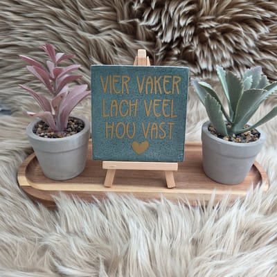 Robuust Wenstegeltje beige – Vier vaker lach veel – Hip trendy tegeltje – Handmade – Keramiek – 10x10 cm – Wanddecoratie – Cadeau voor Nieuwe Woning, Housewarming of Gezinscadeau – Sfeervol en Persoonlijk - Vriend(in) - Zomaar – Trendy nu