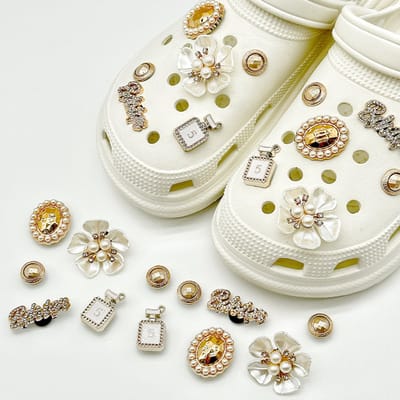 Schoenaccessoires-geschikt voor crocs charms- geschikt voor crocs pins- geschikt voor crocs Accessoires- geschikt voor Crocs Jibbitz-Bloemen in Chanel-stijl met letters [12 stuks met sluiting]