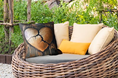 Buitenkussen Weerbestendig - Gebroken hart - Goud - Houtlook - Liefde - 50x50 cm