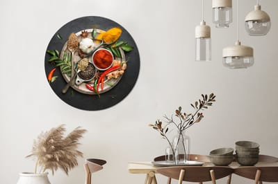WallCircle - Wandcirkel 90x90 - Kruiden - Bord - Peper - Zwart - Lepels - Zilver - Ronde schilderijen woonkamer - Wandbord rond - Muurdecoratie cirkel - Kamer decoratie binnen - Wanddecoratie muurcirkel - Woonaccessoires