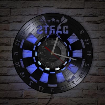 Dartvormige wandklok van vinyl met LED afstandsbediening en nachtlampje, perfect cadeau voor sportliefhebbers!
