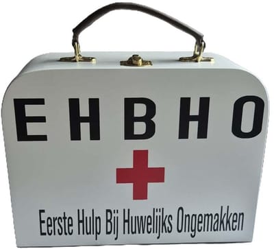 Houten koffertje - huwelijks ongemakken - overleving - jubileum