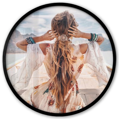 Poster in lijst Rond - Fotolijst 40x40 cm - Posters - Vrouw - Boot - Noorwegen - Wit - Water - Bergen - Ronde posterlijst zwart - Decoratie - Wanddecoratie woonkamer - Muurdecoratie slaapkamer
