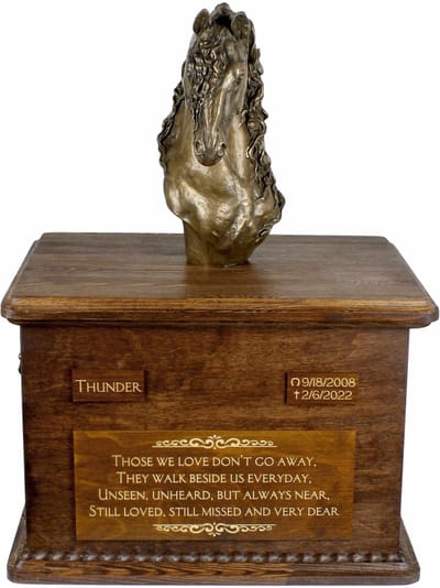 Persoonlijke urn voor paardenas met Friese paard statuette en hondenras