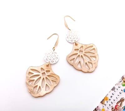 Jeannette-Creatief® - Resin - Sandy Beach and Pearls Mandala Filigraan Oorhangers Resin Shell Gouden RVS Oorhaakjes - Oorbellen - Dames Oorbellen - Beige Oorbellen - Sand Beige Oorbellen - Wit & Beige Oorbellen - Resin Filigraan - Filigraan