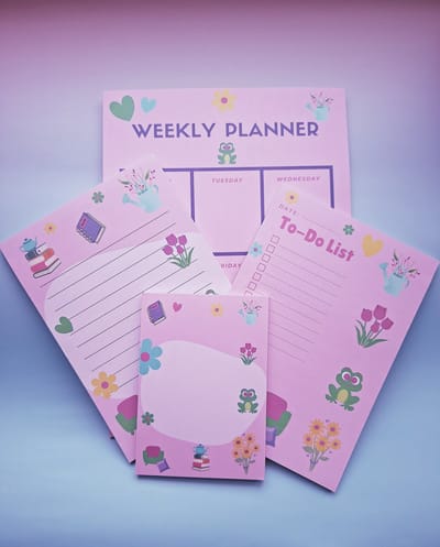 Zelto-4 Delige Set-Weekplanner-Dagplanner-Schrijfblok-Notitieblok-Weekplanner-Roze-A4-Dagplanner-A5-Zelto-Broche Boetiek-Papier-Pen-Notitieblokken- Notitieboek- Broche- Bloem- Kikker- Boeken-