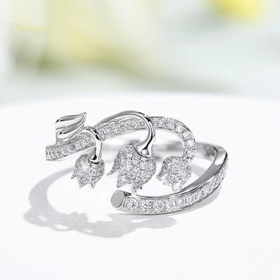 Huitan Esthetische Bloem Verstelbare Vingerring Vrouwelijk Schitterende Zirkonia Sieraden voor Verlovingsceremonie Fijne Accessoires resizable gray