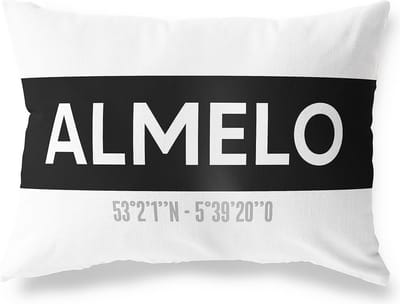Tuinkussen ALMELO - OVERIJSSEL met coördinaten - Buitenkussen - Bootkussen - Weerbestendig - Jouw Plaats - Studio216 - Modern - Zwart-Wit - 50x30cm