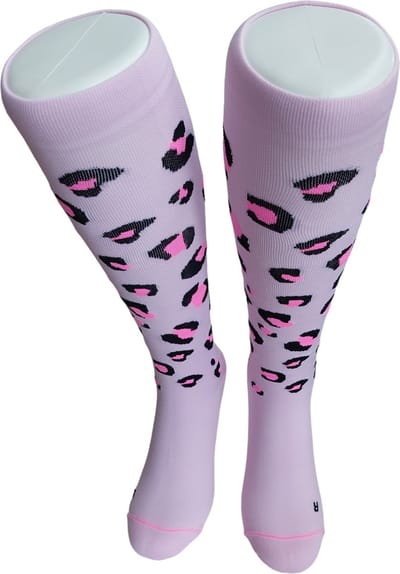 WeirdoSox - Compressie sokken - Knie hoogte - Steunkousen voor vrouwen en mannen - 1 paar - Licht Roze Panterprint 35/38 - Ideaal als compressiekousen hardlopen - compressiekousen vliegtuig