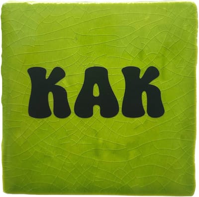 Snoes Spreuktegel – KAK. – Fris Groen met Zwart – Hippie Style Font – Inclusief Gratis Plakhaakje – Handgemaakt Keramiek 10x10 cm – Urban Jungle Decoratie – Grappig Kado