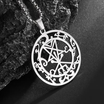 Collier Lucifer Satan Démon Européen et Américain Étoile à Cinq Branches Creuse Pendentif Tendance en Acier Inoxydable Ornement gray