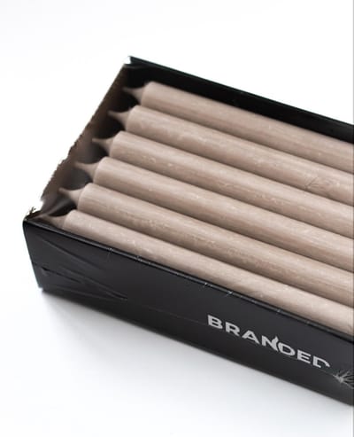 Branded By Dinerkaarsen 28 cm - 18 Stuks - Taupe - 10 Uren Brandtijd - Tafelkaarsen & Kaarsen voor Kandelaar