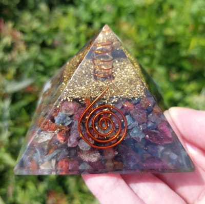 Orgoniet piramide robijn in kyaniet