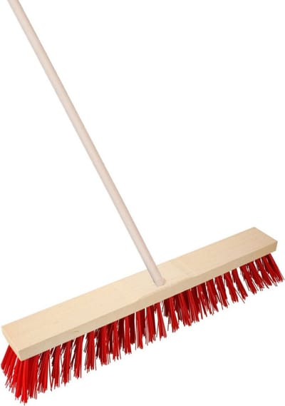 Brumag Straatbezem Elaston voor buiten - Kop 60 cm met extra veel vezels - rood - Houten steel 140 cm