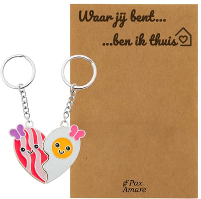 Koppel Sleutelhanger voor 2 'Waar jij bent, ben ik thuis' - Magnetisch Hartje Bacon & Ei - Sleutelhanger set op Cadeau Kaartje - Zilverkleurig - Persoonlijke Hanger - Pax Amare