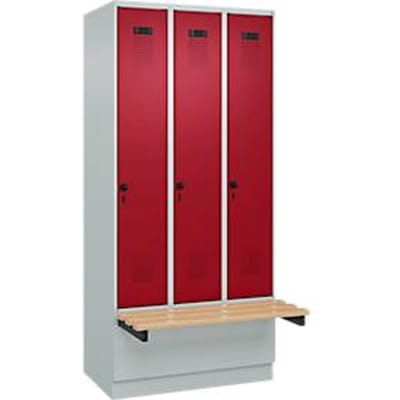 C+P Evolo Plus garderobekast, 3 vakken van elk 300 mm breed, sokkel, zwevende bank, B 900 x D 815 x H 1950 mm, draaibare grendel, lichtgrijs/ruy rood