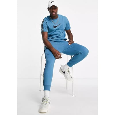 Nike Sportswear Repeat T-shirt Club in stormblauw