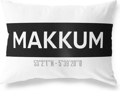 Tuinkussen MAKKUM - FRIESLAND met coördinaten - Buitenkussen - Bootkussen - Weerbestendig - Jouw Plaats - Studio216 - Modern - Zwart-Wit - 50x30cm