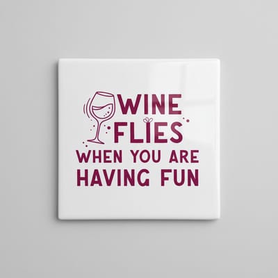Wine Flies When You Are Having Fun Tekst Tegel – Grappige Wijnliefhebber Woondecoratie – Keramische Tegel 15 x 15 cm