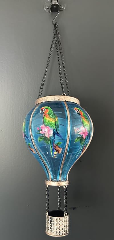 Decoratieve solarlamp luchtballon " met flame LED " - papegaai print blauw - kunststof - hangend model - hoogte 37x dia 11 cm - Tuindecoratie - Tuinverlichting