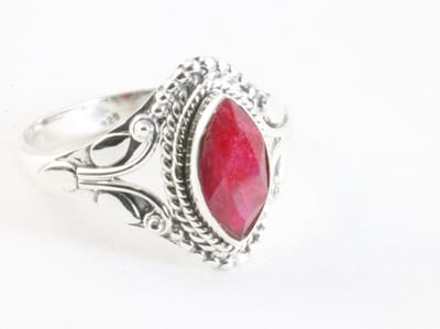 Fijne bewerkte zilveren ring met robijn - maat 16