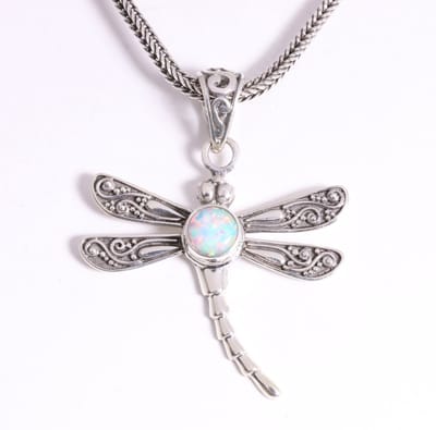 Zilveren libelle hanger met welo opaal aan vossenstaart ketting