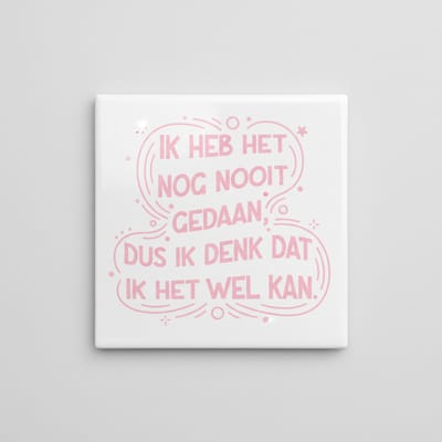 Inspirerende Nederlandse Quote Keramische Tegel “Ik Heb Het Nog Nooit Gedaan, Dus Ik Denk Dat Ik Het Wel Kan” – Zachte Roze Motiverende Wanddecoratie – Decoratieve Tegel 15 × 15 cm
