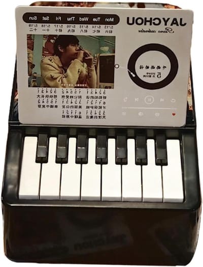 Muziek Kantoor Kalender - Maand Kalender - Bureau Decoratie - 32 Liedjes Thema's - 28 x 16 x 9 cm