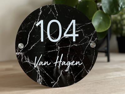 Naambordje / huisnummer voordeur | Zwart Marmer | Rond 20cm | rvs afstandhouders