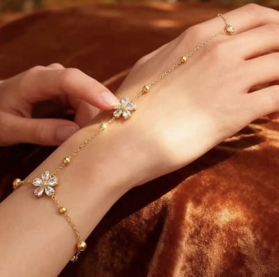 Handsieraad - handketting - statement armband - jewel bracelet - dubbele handketting - hand chain- all over bracelet - mystic armband - gecombineerde armband - bedelarmband - handchain - statement armband -goudkleurige handketting