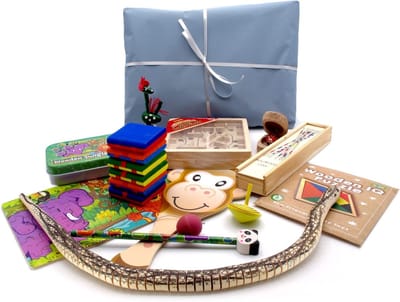 Houten Speelgoed Pakket - Verrassingspakket Cadeau - Ontdekken en Spelen - Variërende Inhoud - 31 x 18 x 14 cm