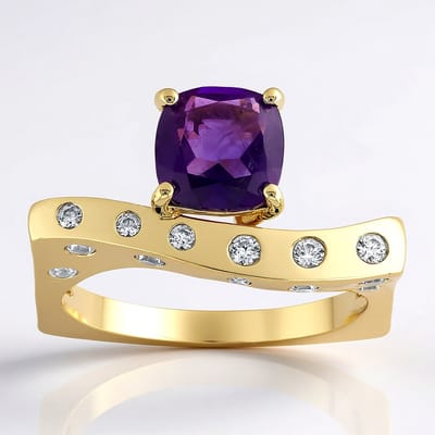 Cavill - Luxe Damesring 9K Geelgoud - AAA Braziliaanse Amethist 1,12 ct & 13 Zirkonen 0,35 ct - Antiek Kussenslijpsel - Moderne Golvende Band