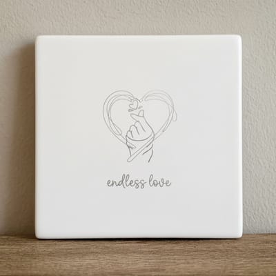 Minimalistische Liefde Decoratieve Keramische Tegel 15x15 cm – “Endless Love” Lijntekening Hart Wanddecoratie Cadeau