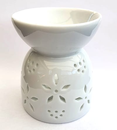 Oliebrander in wit keramiek met uitgesneden bloem motief Aromabrander voor geurolie of waxmelt
