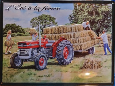 Massey Ferguson 135 Zomer op de boerderij. (L'Été a la ferme.) Metalen wandbord in reliëf 30 x 40 cm. .