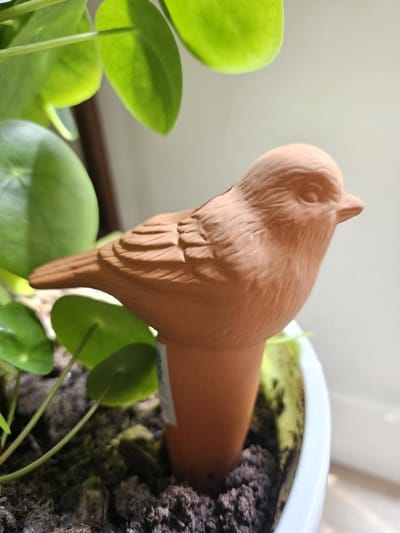 Bewatering Vogeltje - Terra Cotta - Waterdruppelaar - Bewateringsbol voor Planten - Druppelsysteem - Moestuin - Tuinieren - Mus - Koolmees - Roodborstje - Pimpelmees - Bewateringshulp - Plant bewateren - Planten Water Geven