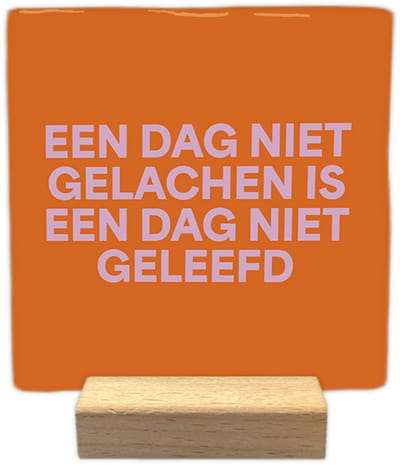 Een dag niet gelachen is een dag niet geleefd - Keramische decoratie tegel - incl. houten presenteerblok