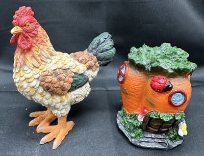 Polyresin decoratie "Haan en Wortelhuisje" - Set van 2 stuks - meerkleurig - Hoogte 13 x 10 x 5 cm + 8.5 x 8 x 7 cm - Woonaccessoires - Woondecoratie - Decoratieve beeldjes