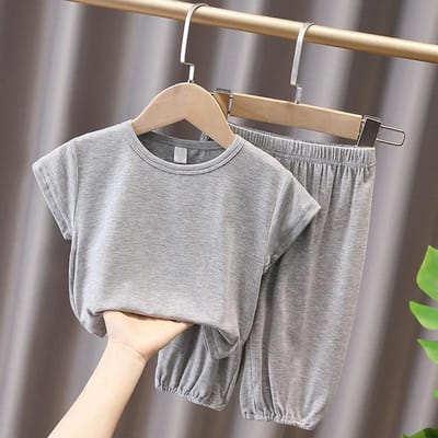 Effenkleurige zomerse huispakjes met korte mouwen voor baby's en kinderen, eenvoudige tweedelige set met halflange mouwen. 130 grijs