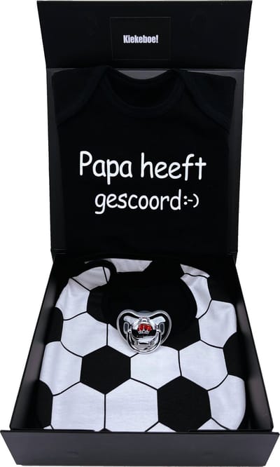 Kraamcadeau jongen voetbal slabbetje met zwarte romper en speen - cadeau geboorte jongen, geboortegeschenk, kan ook rechtstreeks als cadeau worden verstuurd