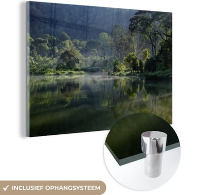 ® Glasschilderij 180x120 cm - Schilderij acrylglas - Geweldige weerspiegeling van een tropisch regenwoud in een meertje in Jakarta - Foto op glas - Muurdecoratie woonkamer - Wanddecoratie slaapkamer - Schilderijen
