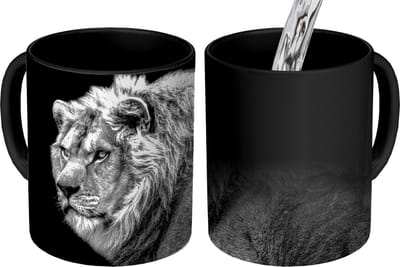 Magische Mok - Foto op Warmte Mokken - Koffiemok - Leeuw - Portret - Wilde dieren - Zwart - Wit - Magic Mok - Beker - 350 ML - Theemok