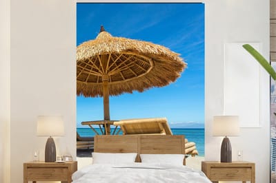 Behang - Fotobehang Strandstoel - Strand - Parasol - Zee - Zomer - Breedte 180 cm x hoogte 280 cm